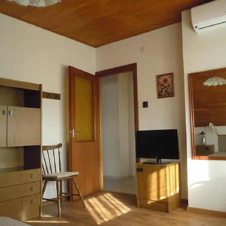 Thomas Vendeghaz Apartment *
