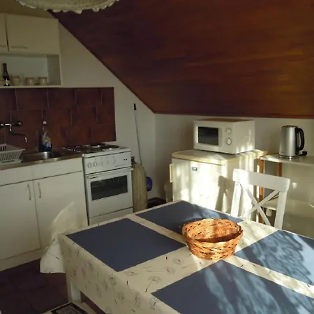 Thomas Vendeghaz Apartment *